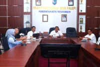 Wakil Wali Kota, Elzadaswarman memimpin rapat koordinasi dalam rangka audiensi muatan lahan sawah dalam dokumen RDTR Kota Payakumbuh, Jumat (6/3/2026). (Foto: MC Payakumbuh)