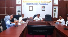 Wakil Wali Kota, Elzadaswarman memimpin rapat koordinasi dalam rangka audiensi muatan lahan sawah dalam dokumen RDTR Kota Payakumbuh, Jumat (6/3/2026). (Foto: MC Payakumbuh)