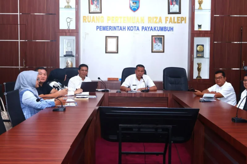 Wakil Wali Kota, Elzadaswarman memimpin rapat koordinasi dalam rangka audiensi muatan lahan sawah dalam dokumen RDTR Kota Payakumbuh, Jumat (6/3/2026). (Foto: MC Payakumbuh)