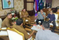 Penjabat Sekretaris Daerah Kota Padang, Raju Minropa, menerima perwakilan pengusaha ritel brand lokal di Balai Kota Padang, Aie Pacah, Senin (30/3/2026). (Foto: Diskominfo Padang)