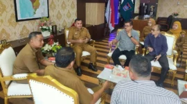 Penjabat Sekretaris Daerah Kota Padang, Raju Minropa, menerima perwakilan pengusaha ritel brand lokal di Balai Kota Padang, Aie Pacah, Senin (30/3/2026). (Foto: Diskominfo Padang)