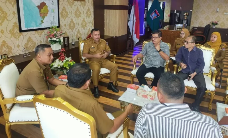 Penjabat Sekretaris Daerah Kota Padang, Raju Minropa, menerima perwakilan pengusaha ritel brand lokal di Balai Kota Padang, Aie Pacah, Senin (30/3/2026). (Foto: Diskominfo Padang)