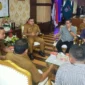 Penjabat Sekretaris Daerah Kota Padang, Raju Minropa, menerima perwakilan pengusaha ritel brand lokal di Balai Kota Padang, Aie Pacah, Senin (30/3/2026). (Foto: Diskominfo Padang)