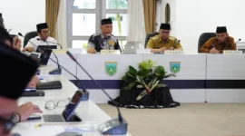 Gubernur Sumbar Mahyeldi Ansharullah memimpin rapat koordinasi di Pendopo Rumah Dinas Wali Kota, Selasa (17/3/2026). (Foto: Kominfo Padang Panjang)