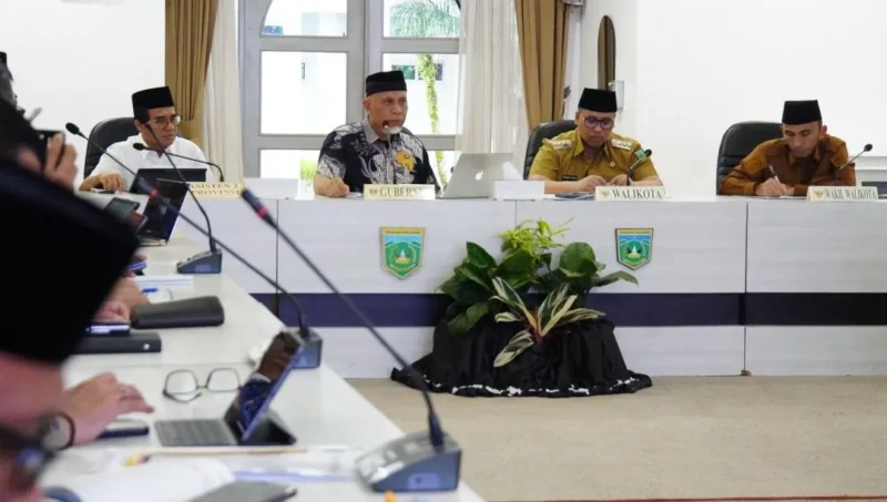 Gubernur Sumbar Mahyeldi Ansharullah memimpin rapat koordinasi di Pendopo Rumah Dinas Wali Kota, Selasa (17/3/2026). (Foto: Kominfo Padang Panjang)