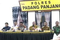 Wali Kota Padang Hendri Arnis menghadiri rapat koordinasi lintas sektoral di Aula Tathya Dharaka Polres Padang Panjang, Senin (9/3/2026). (Foto: Kominfo Padang Panjang)