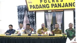 Wali Kota Padang Hendri Arnis menghadiri rapat koordinasi lintas sektoral di Aula Tathya Dharaka Polres Padang Panjang, Senin (9/3/2026). (Foto: Kominfo Padang Panjang)