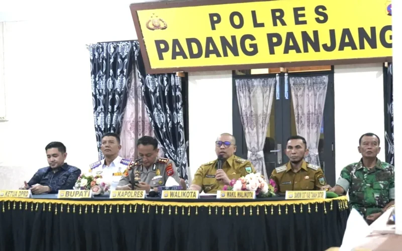 Wali Kota Padang Hendri Arnis menghadiri rapat koordinasi lintas sektoral di Aula Tathya Dharaka Polres Padang Panjang, Senin (9/3/2026). (Foto: Kominfo Padang Panjang)