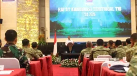 Mentan Amran Sulaiman saat memberikan pembekalan pada Rakorter TNI 2026 di Aula Gatot Subroto Denma Mabes TNI, Kamis (5/3/2026). (Foto: Kementan)