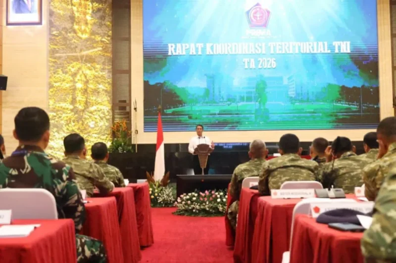 Mentan Amran Sulaiman saat memberikan pembekalan pada Rakorter TNI 2026 di Aula Gatot Subroto Denma Mabes TNI, Kamis (5/3/2026). (Foto: Kementan)