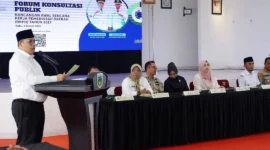 Wali Kota Padang Panjang Hendri Arnis menyampaikan sambutan dalam Forum Konsultasi Publik Ranwal RKPD Tahun 2027, di Hall Lantai III Balai Kota, Rabu (4/3/2026). (Foto: Kominfo Padang Panjang)