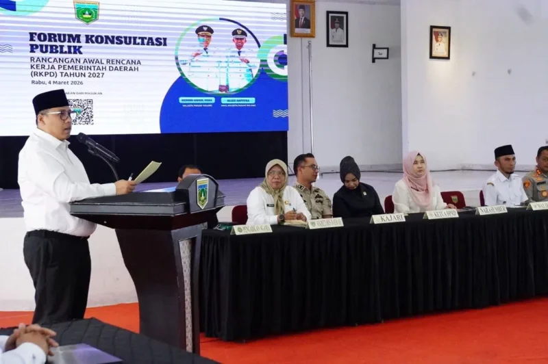 Wali Kota Padang Panjang Hendri Arnis menyampaikan sambutan dalam Forum Konsultasi Publik Ranwal RKPD Tahun 2027, di Hall Lantai III Balai Kota, Rabu (4/3/2026). (Foto: Kominfo Padang Panjang)