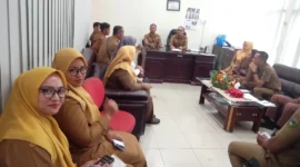 Ketua Panitia, Nofrizal (kiri) didampingi Acik memimpin rapat yang penuh keakraban.(Foto: Dok. Humas IKWAL)