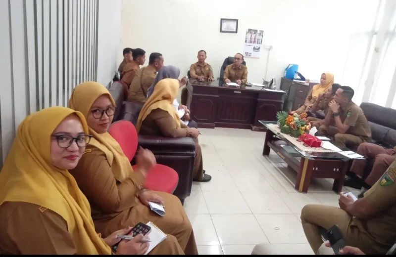 Ketua Panitia, Nofrizal (kiri) didampingi Acik memimpin rapat yang penuh keakraban.(Foto: Dok. Humas IKWAL)