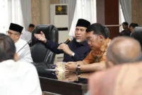 Gubernur Sumbar Mahyeldi Ansharullah memimpin Rapat Koordinasi di Aula Kantor Bupati Solsel, Sabtu (7/3/2026). (Foto: ADPSB)