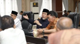Gubernur Sumbar Mahyeldi Ansharullah memimpin Rapat Koordinasi di Aula Kantor Bupati Solsel, Sabtu (7/3/2026). (Foto: ADPSB)