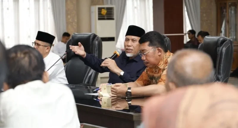 Gubernur Sumbar Mahyeldi Ansharullah memimpin Rapat Koordinasi di Aula Kantor Bupati Solsel, Sabtu (7/3/2026). (Foto: ADPSB)