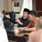 Gubernur Sumbar Mahyeldi Ansharullah memimpin Rapat Koordinasi di Aula Kantor Bupati Solsel, Sabtu (7/3/2026). (Foto: ADPSB)
