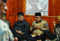 Bupati Tanah Datar Eka Putra menghadiri acara doa bersama dalam rangka prosesi menaiki Rumah Gadang milik Wamenaker RI) Afriansyah Noor di Pagaruyung, Selasa (24/3/2026). (Foto: Prokopim Tanah Datar)