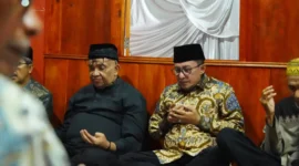 Bupati Tanah Datar Eka Putra menghadiri acara doa bersama dalam rangka prosesi menaiki Rumah Gadang milik Wamenaker RI) Afriansyah Noor di Pagaruyung, Selasa (24/3/2026). (Foto: Prokopim Tanah Datar)