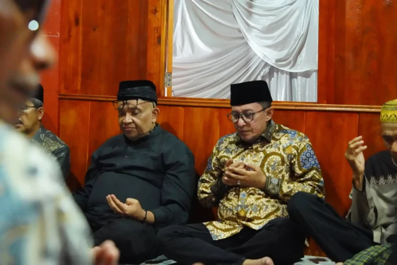 Bupati Tanah Datar Eka Putra menghadiri acara doa bersama dalam rangka prosesi menaiki Rumah Gadang milik Wamenaker RI) Afriansyah Noor di Pagaruyung, Selasa (24/3/2026). (Foto: Prokopim Tanah Datar)