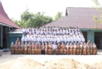 Ketua Yayasan SMK Teknologi Lengayang, Yusma Joyo bersama majelis guru foto bersama dengan siswa kelas XII. (Foto: Dok. Niks)