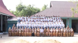 Ketua Yayasan SMK Teknologi Lengayang, Yusma Joyo bersama majelis guru foto bersama dengan siswa kelas XII. (Foto: Dok. Niks)