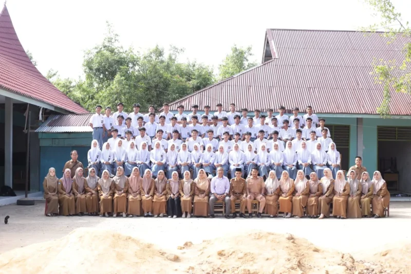 Ketua Yayasan SMK Teknologi Lengayang, Yusma Joyo bersama majelis guru foto bersama dengan siswa kelas XII. (Foto: Dok. Niks)
