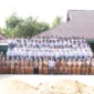 Ketua Yayasan SMK Teknologi Lengayang, Yusma Joyo bersama majelis guru foto bersama dengan siswa kelas XII. (Foto: Dok. Niks)