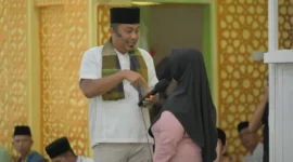 Wakil Gubernur Sumbar, Vasko Ruseimy saat Safari Ramadan di Masjid Raya Desa Taluk, Kota Pariaman, Rabu (4/3/2026). (Foto: ADPSB)