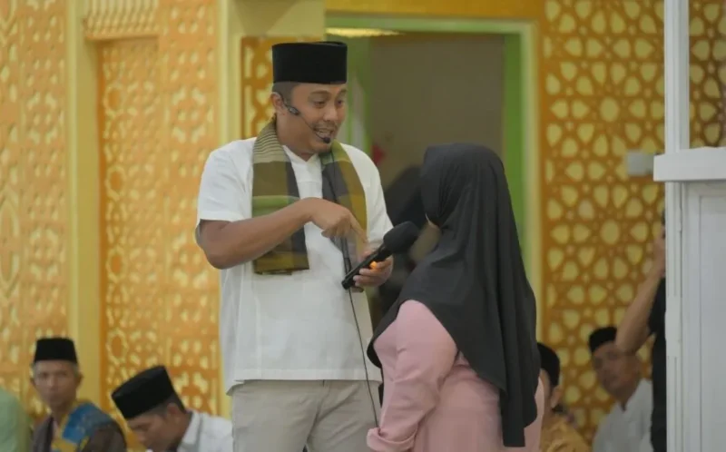 Wakil Gubernur Sumbar, Vasko Ruseimy saat Safari Ramadan di Masjid Raya Desa Taluk, Kota Pariaman, Rabu (4/3/2026). (Foto: ADPSB)