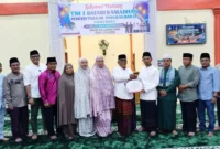 Bupati Pasbar, Yulianto menyerahkan bantuan kepada pengurus Masjid Raya Baiturrahman, Nagari Aia Gadang Timur, Kecamatan Pasaman, Sabtu (7/3) malam. (Foto: Diskominfo Pasbar)