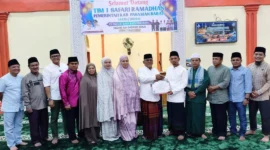 Bupati Pasbar, Yulianto menyerahkan bantuan kepada pengurus Masjid Raya Baiturrahman, Nagari Aia Gadang Timur, Kecamatan Pasaman, Sabtu (7/3) malam. (Foto: Diskominfo Pasbar)