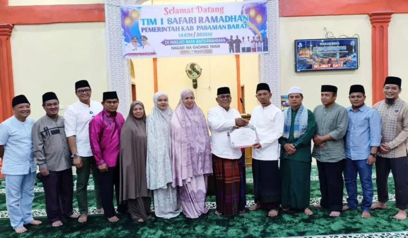 Bupati Pasbar, Yulianto menyerahkan bantuan kepada pengurus Masjid Raya Baiturrahman, Nagari Aia Gadang Timur, Kecamatan Pasaman, Sabtu (7/3) malam. (Foto: Diskominfo Pasbar)