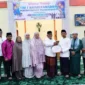 Bupati Pasbar, Yulianto menyerahkan bantuan kepada pengurus Masjid Raya Baiturrahman, Nagari Aia Gadang Timur, Kecamatan Pasaman, Sabtu (7/3) malam. (Foto: Diskominfo Pasbar)