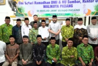 Wali Kota Padang, Fadly Amran Safari Ramadhan bersama PW DMI Sumbar di Masjid Jami’ Bungo Pasang, Kecamatan Koto Tangah, Rabu (18/3/2026). (Foto: Prokopim Padang)