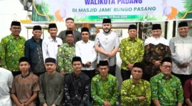 Wali Kota Padang, Fadly Amran Safari Ramadhan bersama PW DMI Sumbar di Masjid Jami’ Bungo Pasang, Kecamatan Koto Tangah, Rabu (18/3/2026). (Foto: Prokopim Padang)