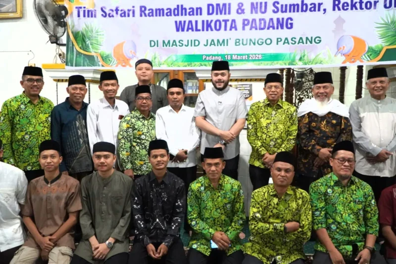Wali Kota Padang, Fadly Amran Safari Ramadhan bersama PW DMI Sumbar di Masjid Jami’ Bungo Pasang, Kecamatan Koto Tangah, Rabu (18/3/2026). (Foto: Prokopim Padang)