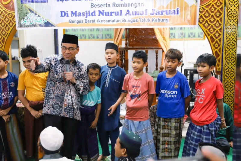 Wakil Wali Kota Padang, Maigus Nasir mengunjungi Masjid Nurul Amal Jaruai, Kelurahan Bungus Barat, Kecamatan Bungus Teluk Kabung, Kamis (12/3/2026). (Foto: Prokopim Padang)