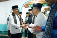 Bupati Solsel Khairunas mendampingi Gubernur Sumbar Mahyeldi mengunjungi Masjid Baiturahman Liki di Nagari Persiapan Lubuk Gadang Barat Daya, Kecamatan Sangir, Sabtu (7/3/2026). (Foto: Pemkab Solsel)