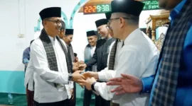 Bupati Solsel Khairunas mendampingi Gubernur Sumbar Mahyeldi mengunjungi Masjid Baiturahman Liki di Nagari Persiapan Lubuk Gadang Barat Daya, Kecamatan Sangir, Sabtu (7/3/2026). (Foto: Pemkab Solsel)