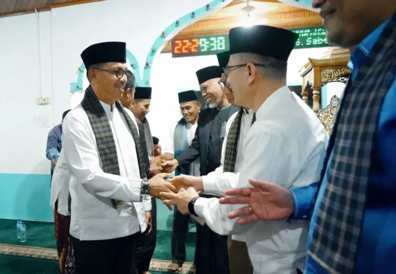 Bupati Solsel Khairunas mendampingi Gubernur Sumbar Mahyeldi mengunjungi Masjid Baiturahman Liki di Nagari Persiapan Lubuk Gadang Barat Daya, Kecamatan Sangir, Sabtu (7/3/2026). (Foto: Pemkab Solsel)