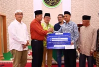 Penyerahan bantuan hibah kepada pengurus Masjid Muhsinin, Kelurahan Tigo Koto Diate, Senin (2/3/2026). (Foto: MC Payakumbuh) 