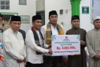 Wakil Wali Kota Padang, Maigus Nasir mendampingi Wakil Gubernur Sumbar Vasko Ruseimy menyerahkan bantuan untuk Masjid Nurul Ishlah Taruko Permai IV, Kelurahan Bungo Pasang, Kecamatan Koto Tangah, Minggu (1/3/2026). (Foto: Prokopim Padang)