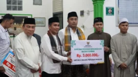 Wakil Wali Kota Padang, Maigus Nasir mendampingi Wakil Gubernur Sumbar Vasko Ruseimy menyerahkan bantuan untuk Masjid Nurul Ishlah Taruko Permai IV, Kelurahan Bungo Pasang, Kecamatan Koto Tangah, Minggu (1/3/2026). (Foto: Prokopim Padang)