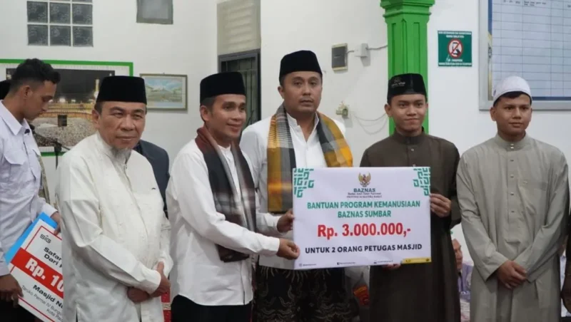 Wakil Wali Kota Padang, Maigus Nasir mendampingi Wakil Gubernur Sumbar Vasko Ruseimy menyerahkan bantuan untuk Masjid Nurul Ishlah Taruko Permai IV, Kelurahan Bungo Pasang, Kecamatan Koto Tangah, Minggu (1/3/2026). (Foto: Prokopim Padang)