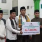 Wakil Wali Kota Padang, Maigus Nasir mendampingi Wakil Gubernur Sumbar Vasko Ruseimy menyerahkan bantuan untuk Masjid Nurul Ishlah Taruko Permai IV, Kelurahan Bungo Pasang, Kecamatan Koto Tangah, Minggu (1/3/2026). (Foto: Prokopim Padang)