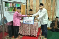 Pemprov Sumbar menyerahkan bantuan hibah kepada Masjid Baitul Hikmah, Padang Panjang, Minggu (8/3/2026). (Foto: ADPSB)