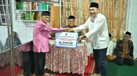 Pemprov Sumbar menyerahkan bantuan hibah kepada Masjid Baitul Hikmah, Padang Panjang, Minggu (8/3/2026). (Foto: ADPSB)