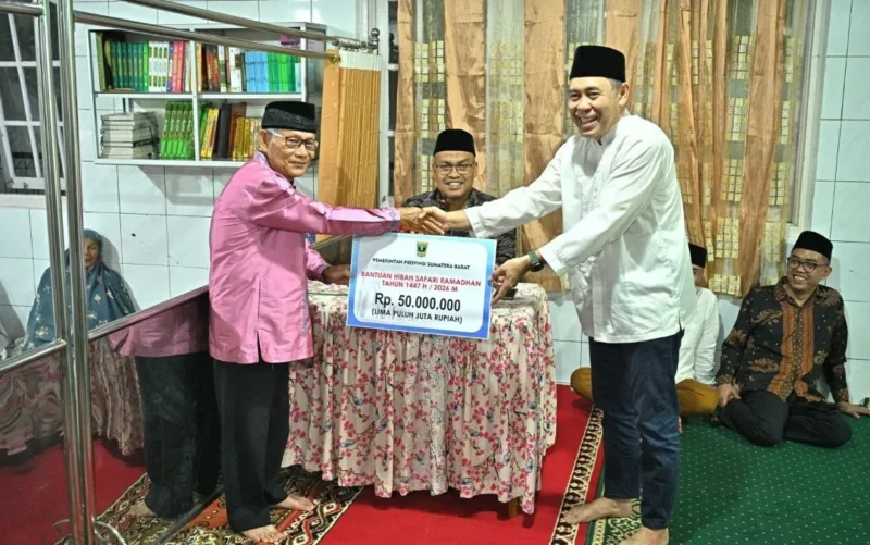 Pemprov Sumbar menyerahkan bantuan hibah kepada Masjid Baitul Hikmah, Padang Panjang, Minggu (8/3/2026). (Foto: ADPSB)